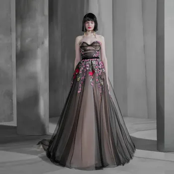 Женское платье с цветочным узором 