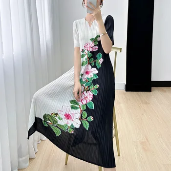 Платье с V-образным вырезом и принтом Miyake Premium Sense, короткий рукав, женское лето 2023, Новые темпераментные плиссированные длинные платья высокого класса.