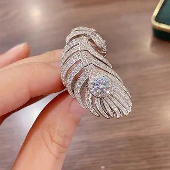Ювелирные изделия бриллианты перья и кольца с бриллиантами указывают на женский темперамент